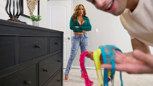 MomsBoyToy - Richelle Ryan: Moms Panties - S1:E2